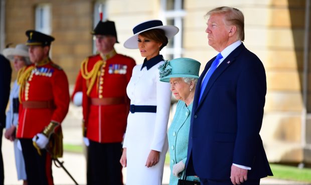 LONDON, ENGLAND - JUNE 03:  (L-R) First Lady Melania Trump, Queen Elizabeth II and U.S President Do...