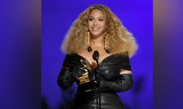 Beyoncé accepts the Best R&B Performance award for 'Black Parade' onstage during the 63rd Annual G...