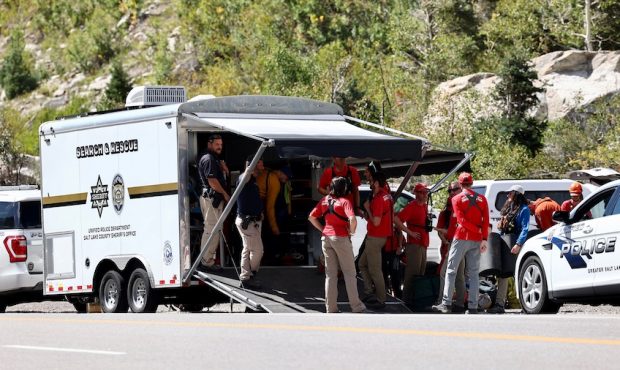 Search and rescue crews respond to Little Cottonwood Canyon to locate the body of a fallen hiker. (...