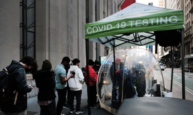 People line-up to take a Covid test at a site in Manhattan on November 29, 2021 in New York City. (...