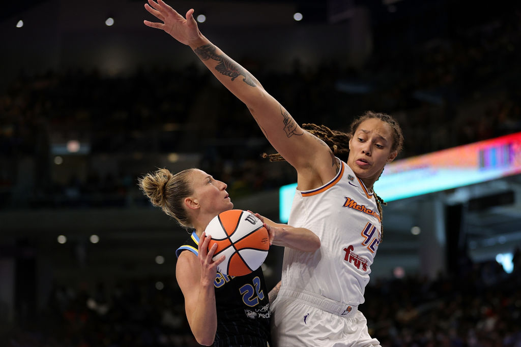CHICAGO, ILLINOIS - OCTOBER 17: Courtney Vandersloot #22 of the Chicago Sky drives to the basket ag...