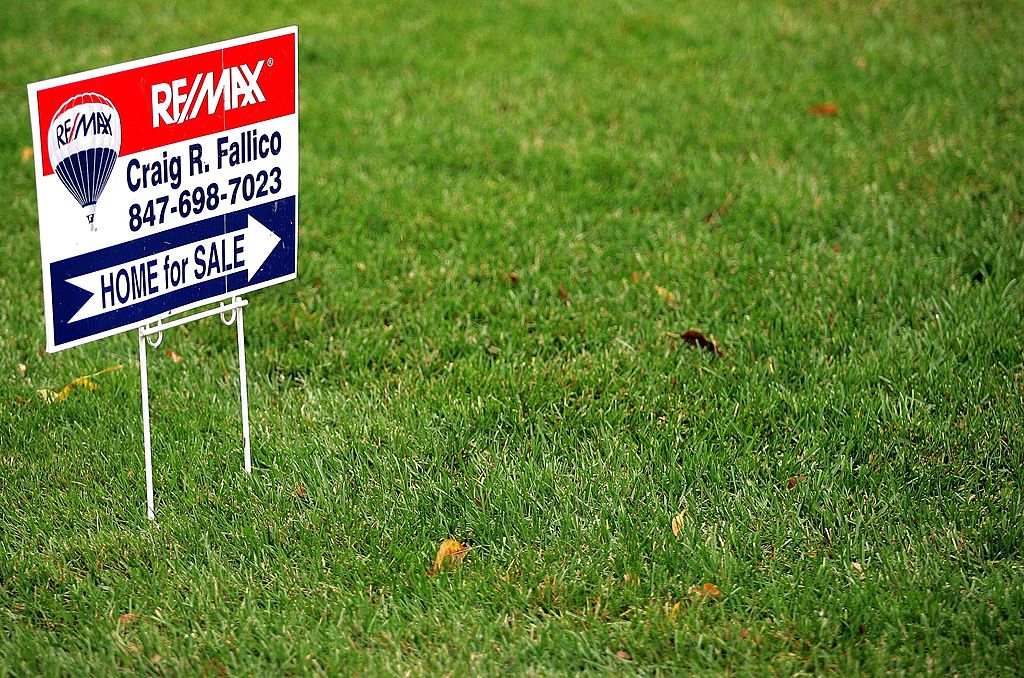 FILE: PARK RIDGE, IL - OCTOBER 04:  A "Home for Sale" sign points to an existing single-family resi...