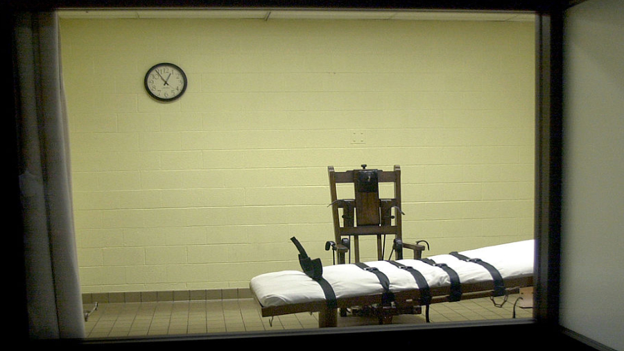 393846 05: A view of the death chamber from the witness room at the Southern Ohio Correctional Faci...