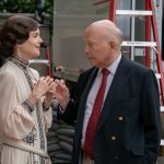 Actor Elizabeth McGovern and screenwriter Julian Fellowes on the set of DOWNTON ABBEY: A New Era, a Focus Features release.  

Credit: Ben Blackall / © 2022 Focus Features LLC