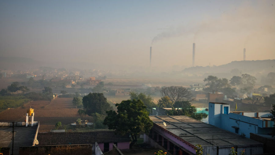 Smog blankets a residential area in the morning on November 23, 2021 in Sonbhadra, Uttar Pradesh In...