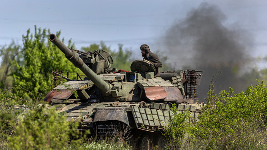 Dnipropetrovsk Oblast, UKRAINE - MAY 09: Ukrainian tank crew trains with infantry nearby on May 09,...
