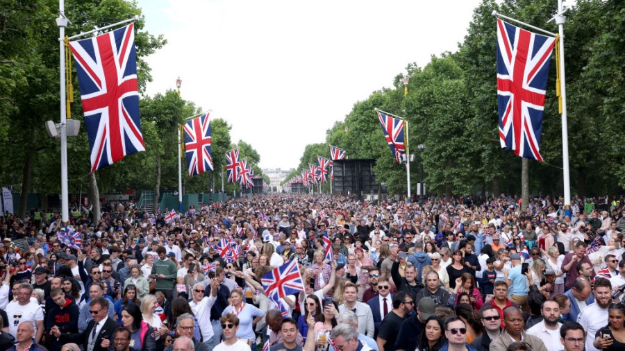 LONDON, ENGLAND - JUNE 04: Crowds of people gather in the Mall ahead of the Platinum Party at the P...