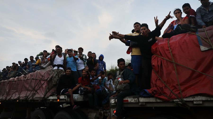 MATIAS ROMERO, MEXICO - NOVEMBER 02:  Members of the Central American migrant caravan move to the n...