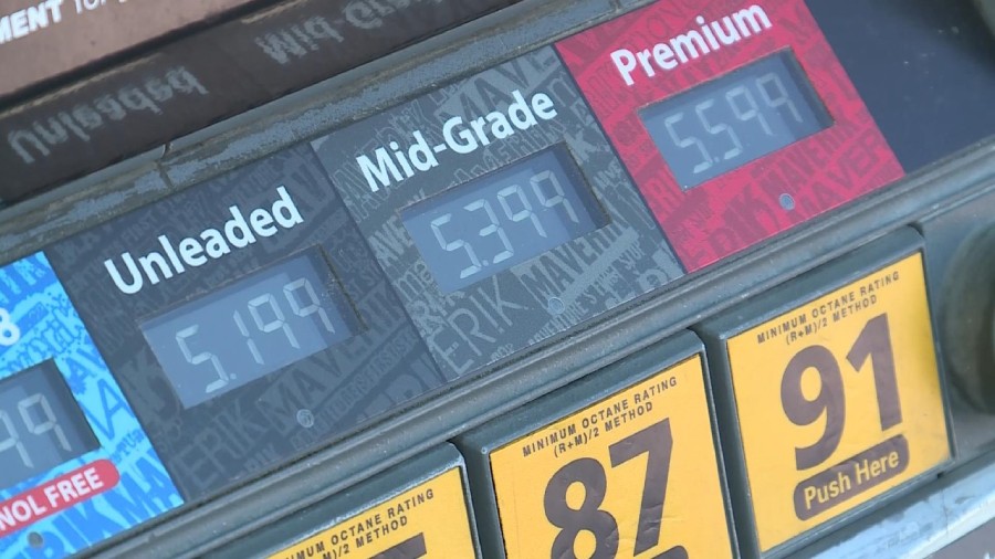 Utah gas prices remains high while the national averages slowly dips....