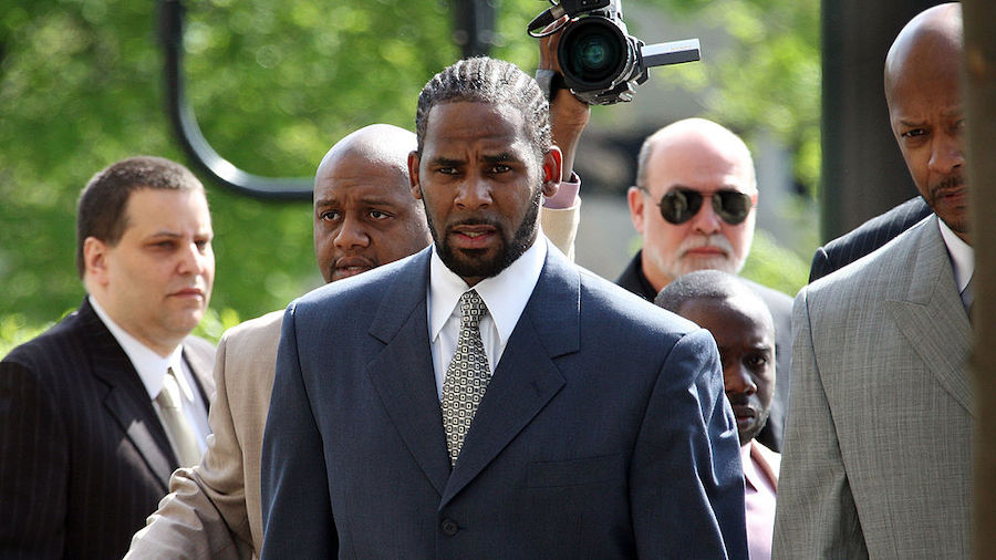 R&B singer R. Kelly (L) arrives at the Cook County courthouse where jury selection is scheduled to ...