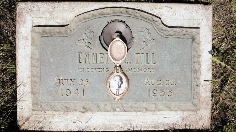 A plaque marks the gravesite of Emmett Till at Burr Oak Cemetery May 4, 2005 in Aslip, Illinois. (S...