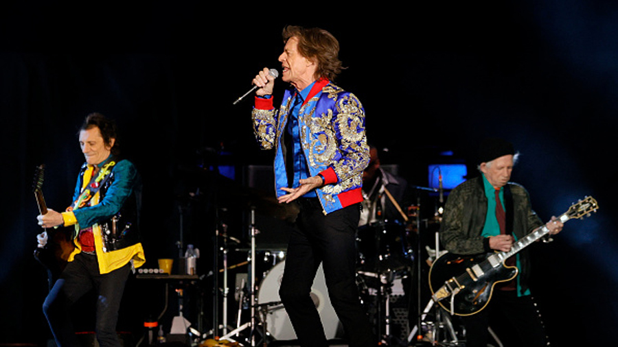 LAS VEGAS, NEVADA - NOVEMBER 06:  (L-R) Guitarist Ronnie Wood, singer Mick Jagger and guitarist Kei...