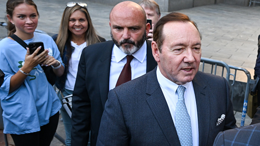 NEW YORK, NEW YORK - OCTOBER 06: Actor Kevin Spacey leaves the US District Courthouse on October 06...