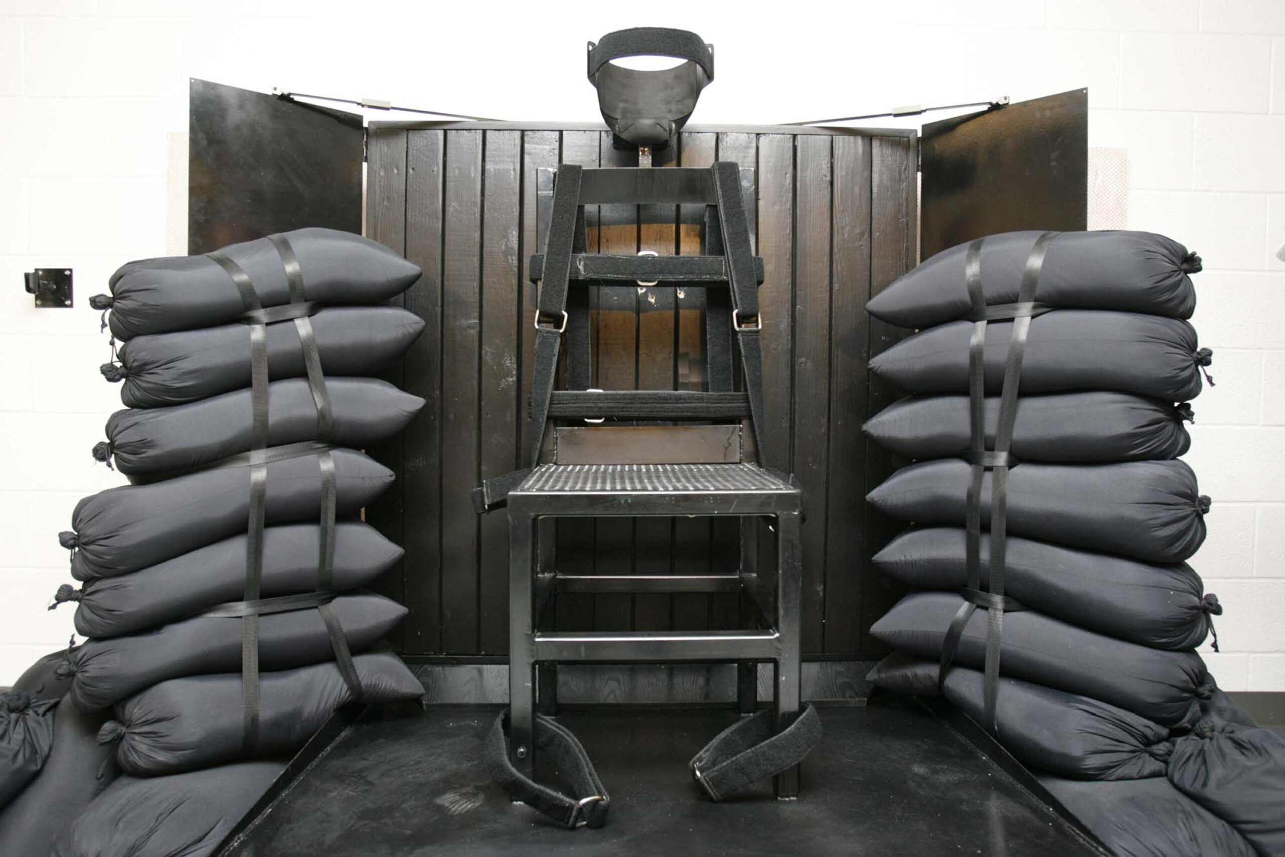 State will review its execution of Honie as firing squad case looms