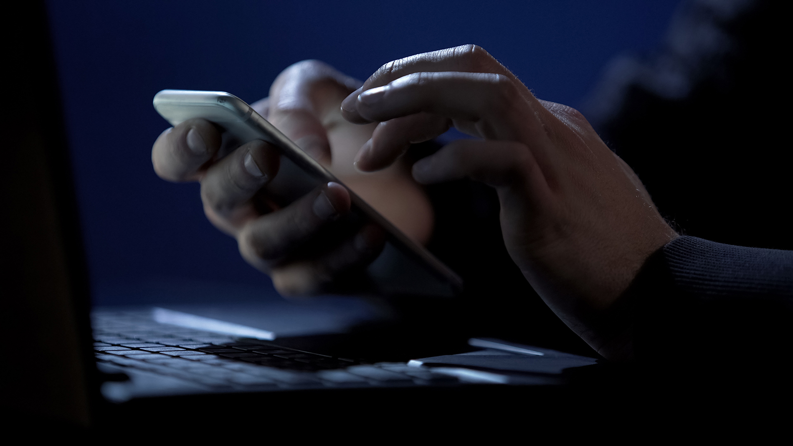Scammer holds smartphone, cracks two-factor authentication, steals money online...