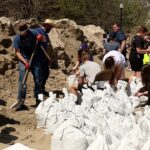 Volunteers at Murry Park helping to fill sandbags. (KSLTV/Mark Less)