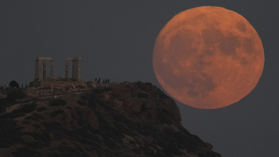 Red moon rises in spectacular fashion....