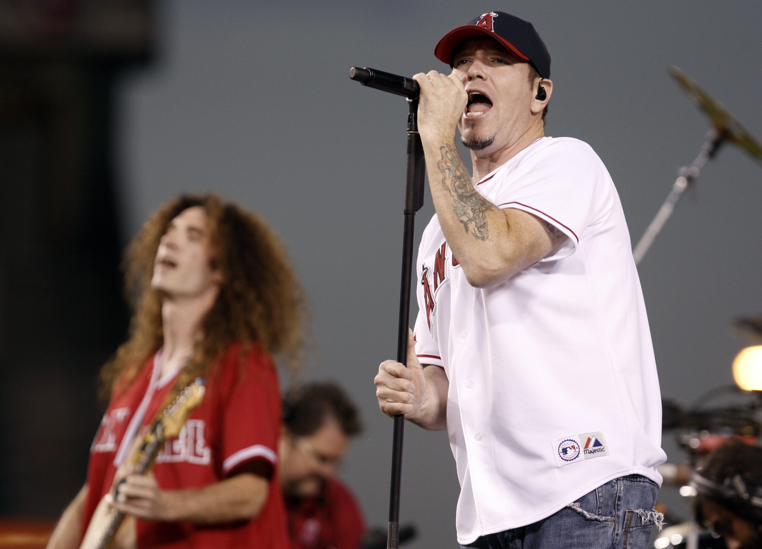 FILE - In this Sept. 29, 2008 file photo, Singer Steve Harwell, of Smash Mouth, performs with the b...