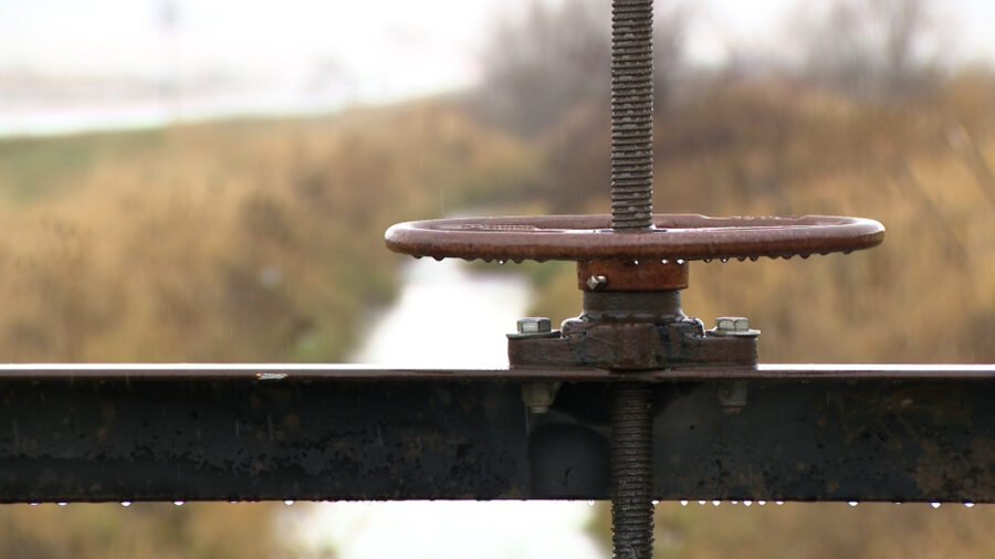 An irrigation control wheel to allow or prevent water from running through ditches...
