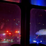Corey Buckley, pasażer lotu Delta nr 2348 z Salt Lake City do San Francisco, uchwycił zdjęcia chaotycznej sceny pojazdów uprzywilejowanych pędzących w poszukiwaniu mężczyzny na asfalcie.  Mężczyzna został znaleziony wewnątrz jednego z silników samolotu.  (Corey Buckley)