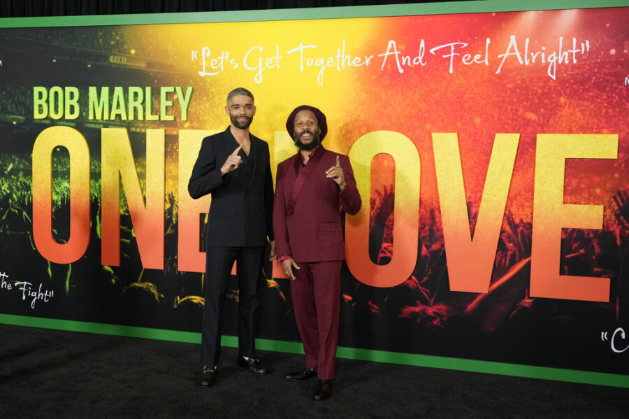 Kingsley Ben-Adir, izquierda, protagonista de "Bob Marley: One Love" posa con el hijo de Marley, Zi...