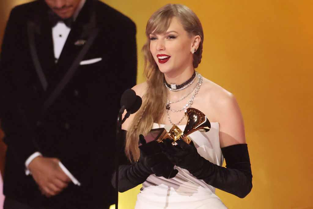 LOS ANGELES, CALIFORNIA - FEBRUARY 04: (FOR EDITORIAL USE ONLY) Taylor Swift accepts the "Best Pop ...
