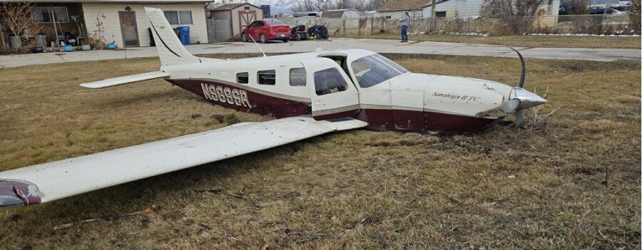 La avioneta realizó un aterrizaje de emergencia en el jardín delantero de una casa de Spanish Fork y no hubo heridos.
