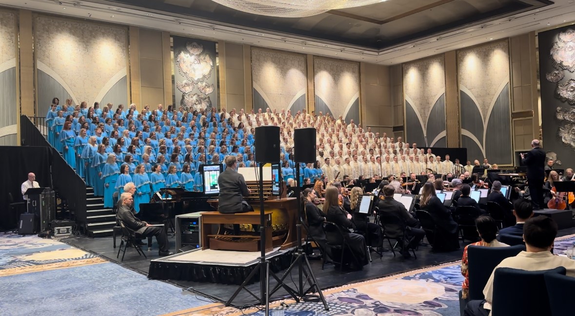 The Tabernacle Choir at Temple Square performs for the first time in the Philippines in the grand b...