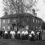 Visitors in front of the Mansion House in 1907. Photograph by George Edward Anderson. (The Church of Jesus Christ of Latter-day Saints)