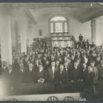 Members of the Tabernacle Choir visit the Kirtland Temple in 1911. (The Church of Jesus Christ of Latter-day Saints)