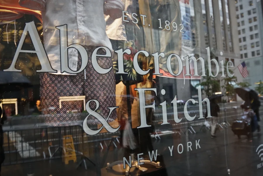 A store window reflects a street scene at an Abercrombie & Fitch store on New York's Fifth Avenue (...